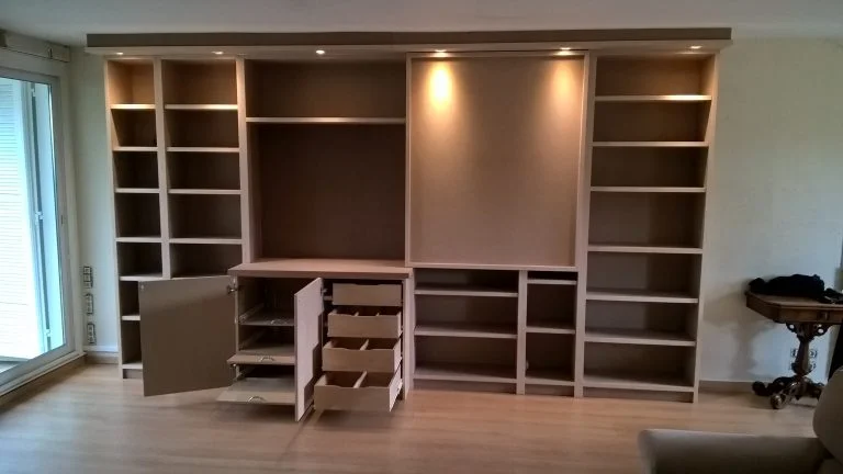 Menuiserie Hottot grande bibliothèque en cours installation